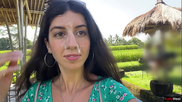 Öffentlicher Cumwalk im Café, Pasta Carbonara mit Sperma im Gesicht essen