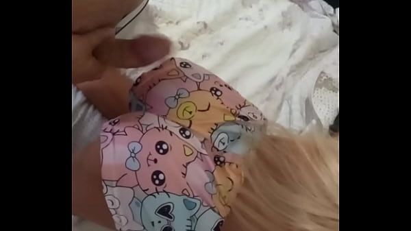 La calda matrigna si china e infila la faccia del figliastro nel suo dolce manicotto da dietro (SEX TOY)