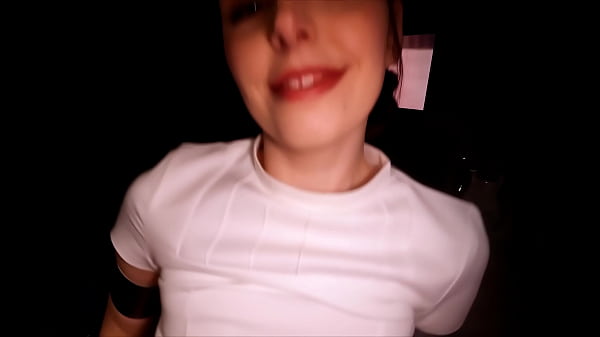 Schöner Teenager spielt großen Arsch