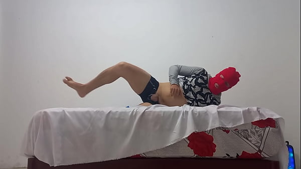 Süßes Teen Girl zieht sich beim Amateur aus