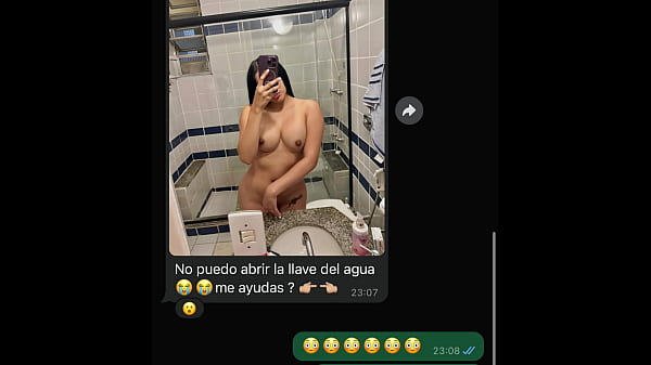 La splendida ragazza teenager si esibisce in esotici