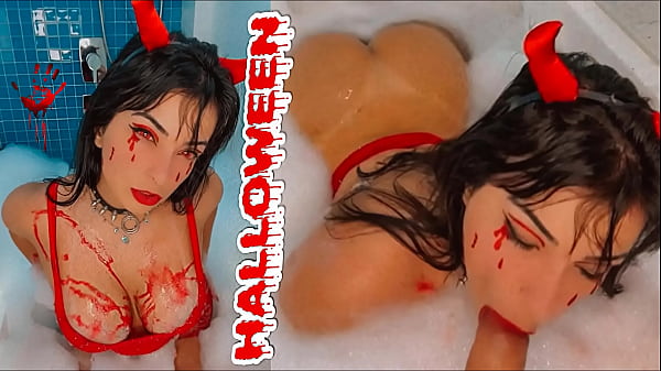 Pequena garota sexy do cosplay do diabo dando um boquete em seu enorme brinquedo na jacuzzi MOLHADO MOLHADO MOLHADO