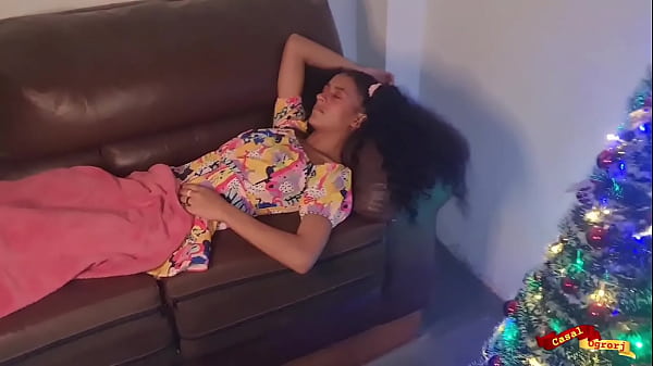 Verspieltes Teenie-Mädchen posiert im Teenageralter