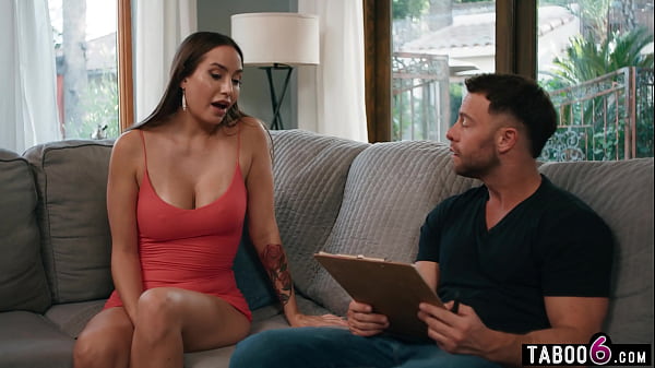 El censista pilla a la MILF latina Desiree Dulce masturbándose