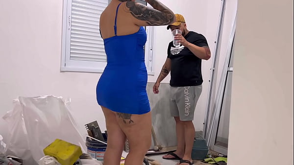 Cô gái trẻ nghịch ngợm tạo dáng