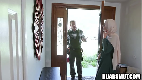 Muslimische Jungfrau bekommt Sexunterricht von einem amerikanischen Klempner