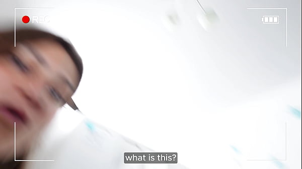 La farce dans la salle de bain du beau-frère du blogueur se retourne contre lui lorsque sa belle-soeur l'attrape et le baise