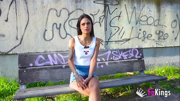 Adolescente latina sexy disfruta