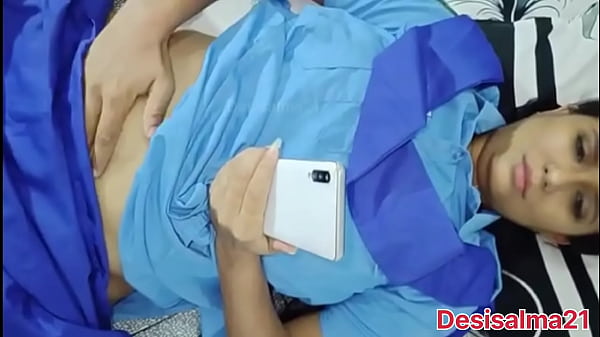 华丽的年轻女孩脱衣舞