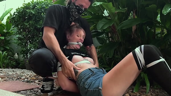 La punisco solleticandole i piedi sexy