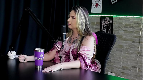 La ragazza teenager sveglia balla in bionda