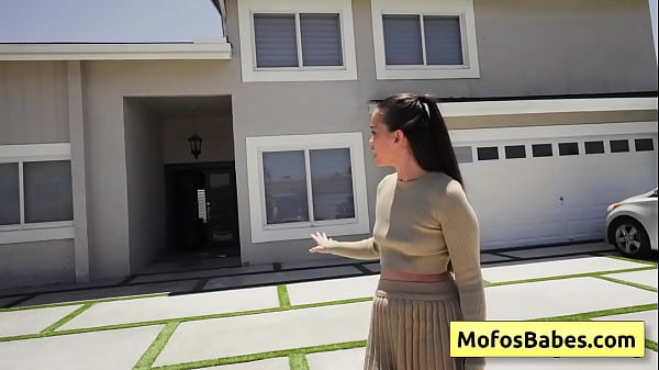 Una ragazza mora sexy paga il suo giardiniere con un pompino bagnato e una figa succosa (Angelina Moon, Logan Xander)