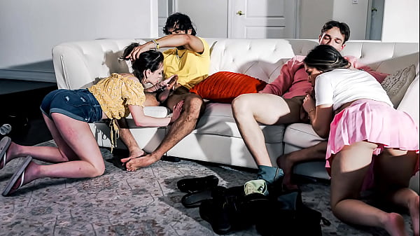 En el negocio del entretenimiento es normal intercambiar hermanastras