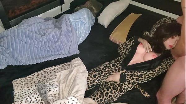 嘘！别让你的玩偶朋友兴奋起来！ （4K-超高清）