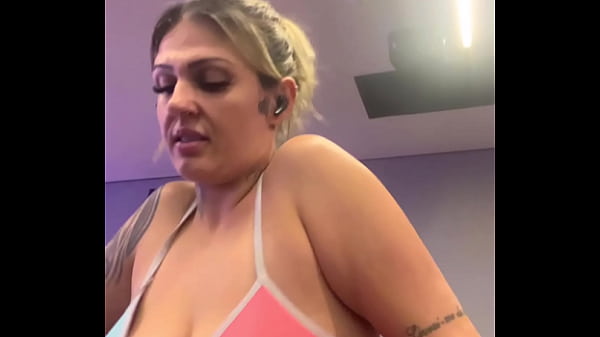 Treinando na academia, uma loucura porque meu marido não me fode há 1 mês! Tanta emoção que a Maronba escorreu pelas minhas pernas, me olhando com vontade de dar!