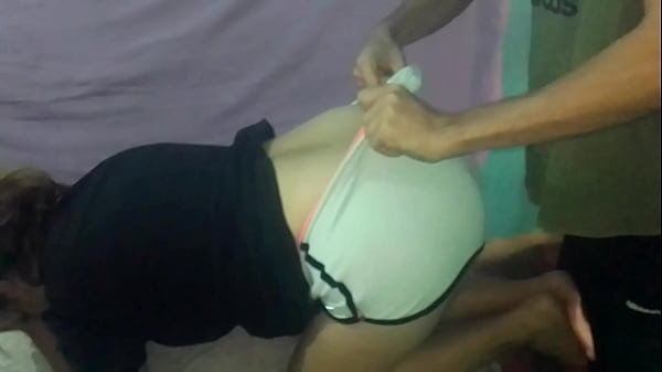 Le bajo los pantalones y disfrutamos.