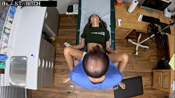 Hermosa Adolescente se burla de Desconocido