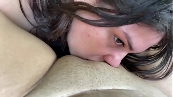 Mientras toma el sol mi hermanastra me chupa mi apretado y hermoso coño