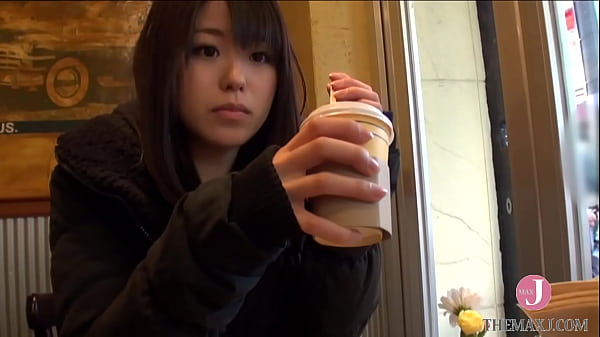 Quando gioca con la sua figa bagnata con la mano, viene più seriamente e non esita a toccare il cazzo e succhiarlo in bocca.