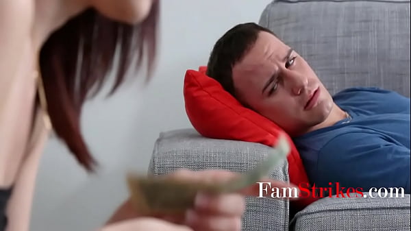 Apoyando a su hermanastra y su empresa sexual