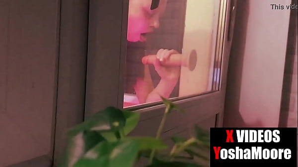 Tôi bắt gặp một người chị kế đang thổi kèn và thủ dâm, đóng cửa trên ban công và trông thật khiêu dâm, một người chị kế của một kẻ cuồng dâm. Tôi theo dõi chị kế của tôi