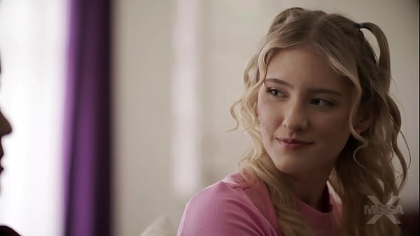 Una teenager sexy e sexy si mette in mostra - sborrata