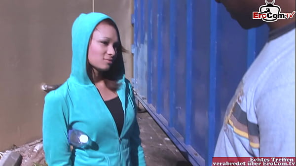 Ragazza teenager sexy stuzzica un'adolescente