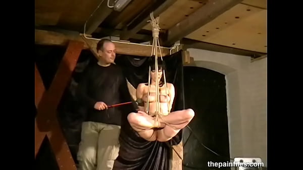 Ragazza teenager appassionata si spoglia in modalità sadomaso