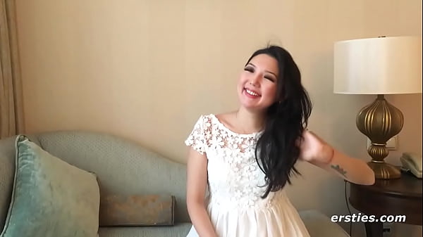 Ameliya si tocca la figa rasata