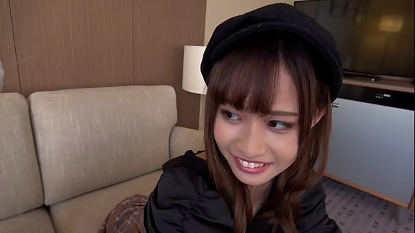 Gonzo sexe ami avant le travail et l'hôtel pendant la journée ! Une beauté transcendantale que tout le monde reconnaît s'exprime avec un piston tout en portant un costume de lapin. La chatte serrée d'un jeune de 18 ans est si agréable qu'un vieil homme ne l'aura pas