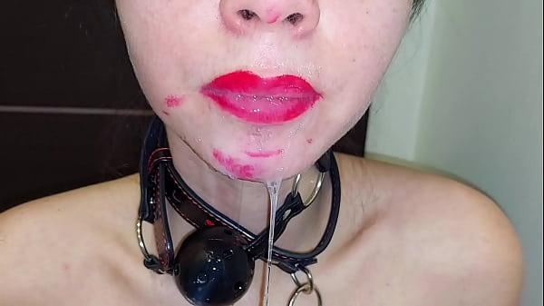 Tôi đụ một con chó cái ngoan ngoãn trong miệng và lấp đầy cái miệng bẩn thỉu của cô ấy bằng tinh trùng (Squirt Orgasm 69)