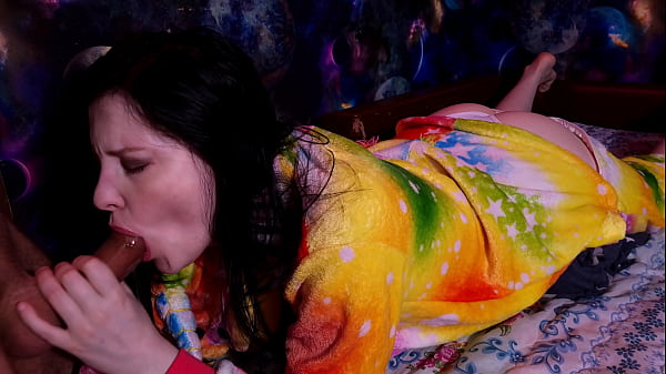 Una teenager calda e sensuale si spoglia - pompino