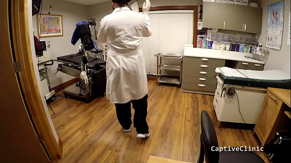 Il patrigno di Jasmine Roses lo invia al centro di interrogatorio remoto dove il dottor Tampa e l'infermiera Stacy Shepard tormenteranno questa latina indifesa mentre guarda il tormento in streaming dal vivo, guarda il film completo di 2 ore di BondageClinic per i film Uniqe MedFet