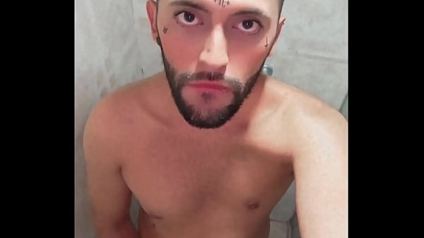 Figlio di Lilith che si masturba il suo grosso cazzo non tagliato e mangia il suo stesso sperma