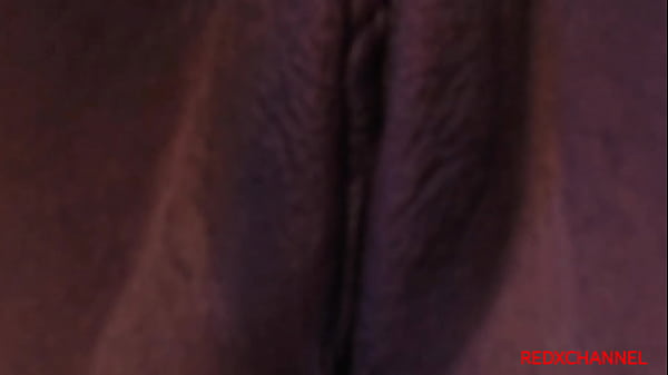 Un grosso culo si fa scopare con un grosso giocattolo nella figa