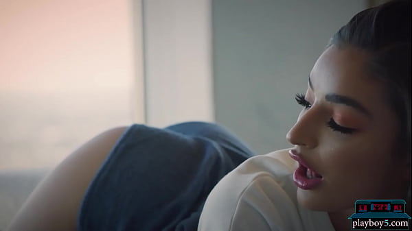 La pequeña latina Emily Willis promueve el fútbol americano desnudándose