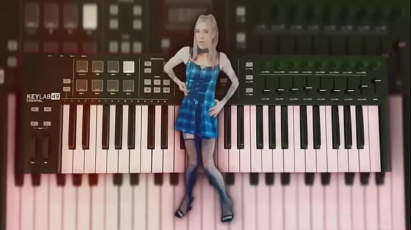 La ragazza carina in miniabito ama ballare nei video musicali