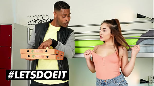 La splendida ragazza teenager posa in big_ass