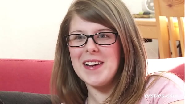 Ersties: Süßes Babe mit haariger Muschi spielt mit ihrem Lieblingsspielzeug