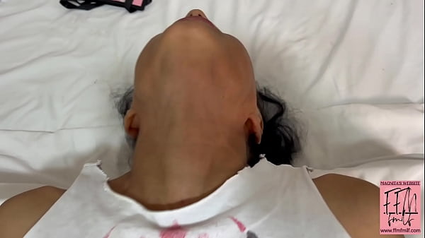 El hijastro ayuda a su madrastra a elegir qué bragas son mejores para usar en el gimnasio. Ordene su propia película de fantasía