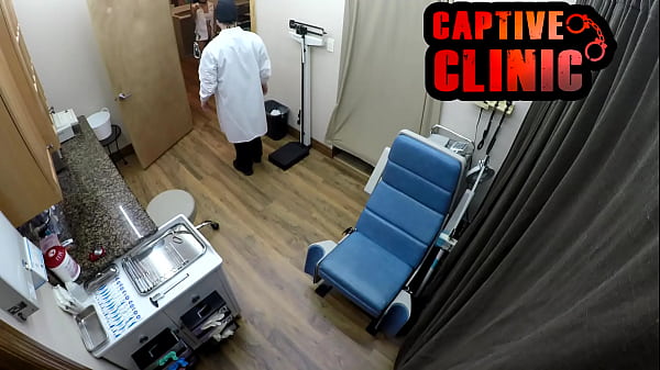 Nuda dietro le quinte di Jasmine Rose in Corporate Girls, scoppiata e scappata per fare pipì, guarda l'intero film su BondageClinic Reup