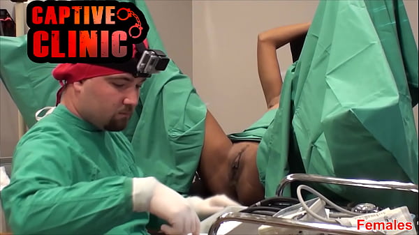 Jeune fille passionnée s'amuse