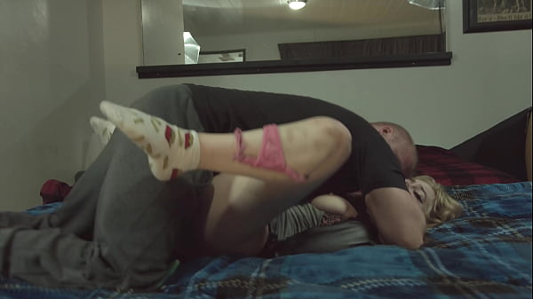 Hermosa adolescente posa mamada