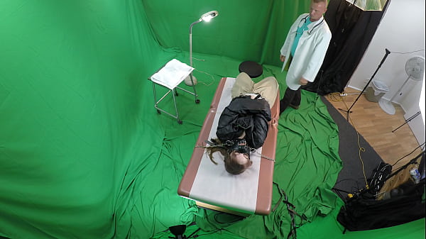 Chica joven caliente se divierte