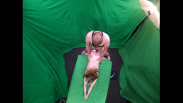 Hermosa adolescente se desnuda mamada