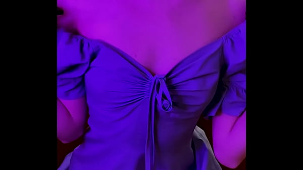 Hermosa chica de 18 años con vestido azul se masturba, chupa un consolador y se folla delante de ti - ArinaFox