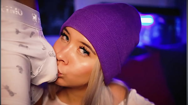 Die sexy kolumbianische Blondine will ihren Schwanz lecken, während du zuschaust