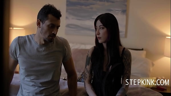 Sinnliches junges Mädchen neckt