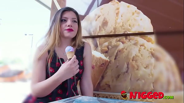 Heißer, hübscher Teenie tritt auf – abspritzen