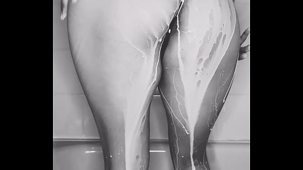 La ragazza carina si diverte